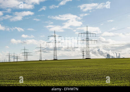 Poteaux d'électricité et de charbon centrale électrique près de Neurath Grevenbroich, Rhénanie du Nord-Westphalie, Allemagne Banque D'Images