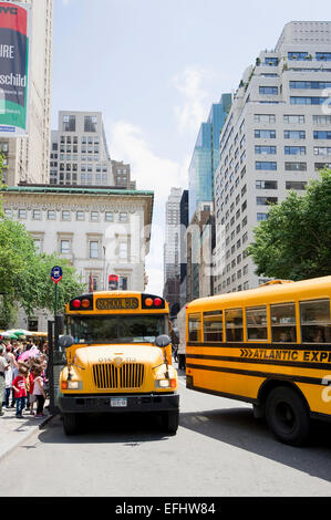 Les autobus scolaires près de Central Park, à Manhattan, New York, USA Banque D'Images