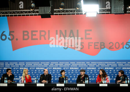 (150205)-- BERLIN, 5 février 2015 (Xinhua)-- directeur américain Darren Aronofsky (3R), président du jury, assiste à une conférence de presse avec d'autres membres du jury à la 65e Berlinale Festival International du Film de Berlin, Allemagne, le 5 février 2015. (Xinhua/Zhang Fan)(l'azp) Banque D'Images