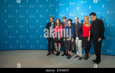 L'acteur allemand Daniel Bruehl (l-r), scénariste et producteur de Claudia Llosa, US-réalisateur, scénariste et producteur et président du jury du Festival du Film de Berlin, Darren Aronofsky, l'actrice française Audrey Tautou, US-réalisateur scénariste et producteur Matthew Weiner, US-producteur américain Martha De Laurentiis, écrivain et directeur de la Corée du Sud, Bong Joon-ho, le 5 février 2015 à Berlin pendant le 65e Festival du Film de Berlin à l'appel d'une photo le jury international avant l'ouverture du festival. Festival du Film de Berlin se déroulera du 15 février 2015. PHOTO : TIM BRAKEMEIER/dpa Banque D'Images