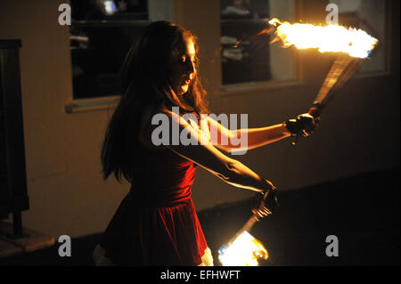 Mangeur de feu sur une partie de la nuit. Banque D'Images