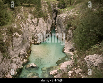 Rivière à la vallée de Soca autour de Bovec, Alpes Juliennes, Primorska, Slovénie Banque D'Images