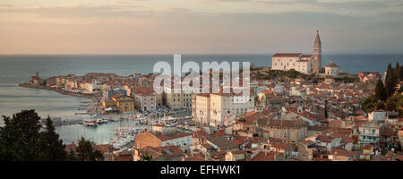 Panorama de la ville de Piran avec l'église paroissiale de St Georg, Adria côte, mer Méditerranée, Primorska, Slovénie Banque D'Images