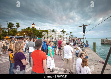 Funambule au coucher du soleil tous les jours de célébrations, Mallory Square, Key West, Florida Keys, Floride, USA Banque D'Images