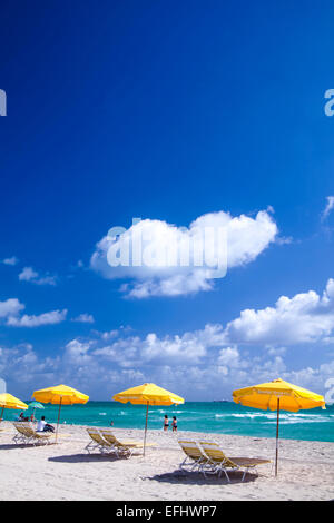 Plage avec parasols, South Beach, Miami, Floride, USA Banque D'Images