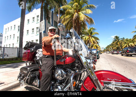 Senior sur une moto Harley Davidson sur Collins Avenue, quartier Art déco, South Beach, Miami, Floride, USA Banque D'Images