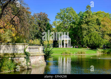 Étang et Temple de l'amour Parc de l'Orangerie park Strasbourg Alsace France Banque D'Images