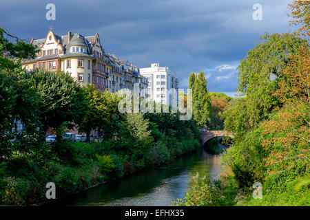 Strasbourg, la rivière Aar, pont des Vosges pont, bâtiments résidentiels avec verdure, quartier Neustadt, Alsace, France, Europe,, Banque D'Images