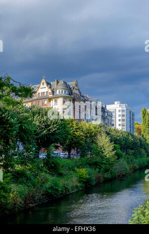 Strasbourg, la rivière Aar, bâtiments résidentiels avec verdure, quartier Neustadt, Alsace, France, Europe, Banque D'Images