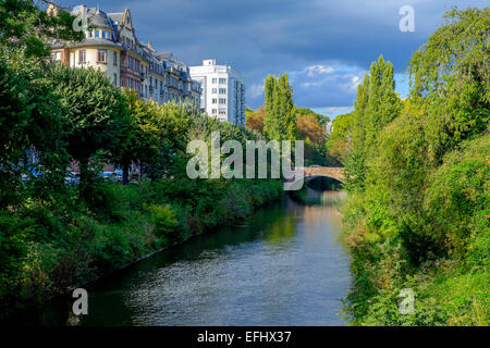 Strasbourg, la rivière Aar, pont des Vosges pont, bâtiments résidentiels avec verdure, quartier Neustadt, Alsace, France, Europe, Banque D'Images