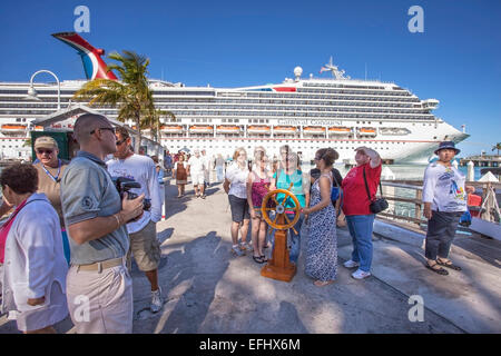 Les touristes en face de navire de croisière de luxe amarrés dans le port de Key West, Florida Keys, Floride, USA Banque D'Images