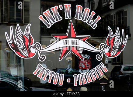 Tatouage et piercing shop window Strasbourg Alsace France Europe Banque D'Images