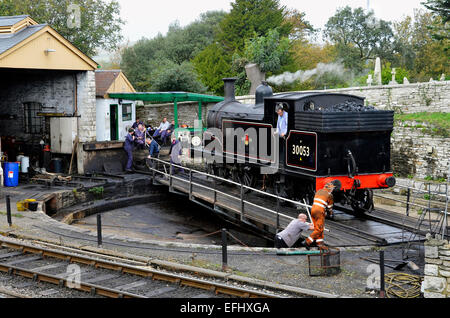 Chemin de fer Swanage M7 class locomotive tourné sur la platine à l'extérieur de l'abri du moteur à Swanage. Banque D'Images