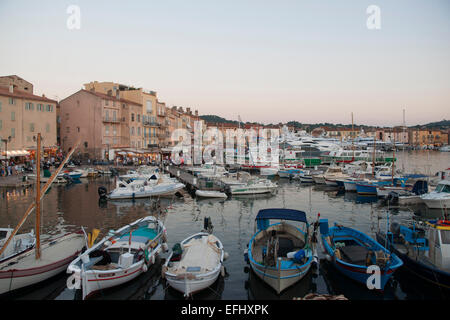 Les bateaux de pêche et yachts dans le port, Saint Tropez, Saint Tropez, Côte d'Azur, France, Europe Banque D'Images