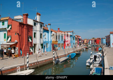 Maisons colorées et des bottes, Burano, Venise, Venise, Italie, Europe Banque D'Images