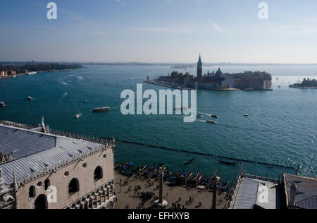 Vue du haut du Campanile de la Place Saint Marc montrant l'île de San Giorgio Maggiore à Venise, Italie Banque D'Images