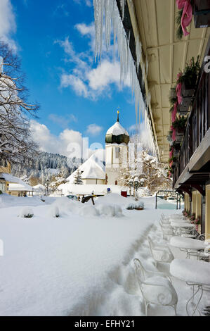 L'Hotel Adler et église, Hinterzarten, Forêt Noire, Bade-Wurtemberg, Allemagne Banque D'Images