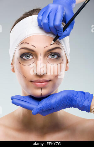 Belle femme avec la chirurgie plastique, l'inscription, chirurgien plastique mains Banque D'Images