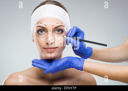 Belle femme avec la chirurgie plastique, l'inscription, chirurgien plastique mains Banque D'Images