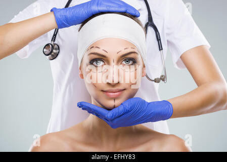 Belle femme avec la chirurgie plastique, l'inscription, chirurgien plastique mains Banque D'Images