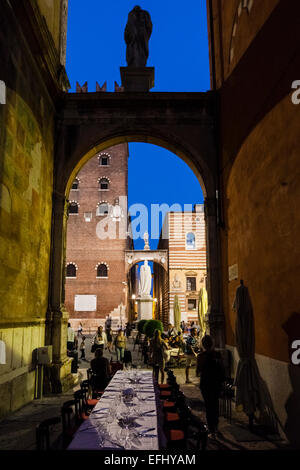 Restaurant de la chaussée dans la soirée, la Piazza dei Signori, Vérone, Vénétie, Italie Banque D'Images