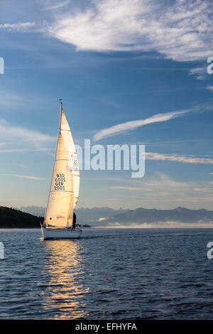 Bateau à voile sur le Lac de Starnberg, les Alpes en arrière-plan, Bavière, Allemagne Banque D'Images