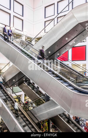 Les gens en mouvement sur les escaliers mécaniques dans le centre de foire commerciale, Messe Berlin, arrondissement Charlottenburg-Wilmersdorf, Berlin, Allemagne Banque D'Images