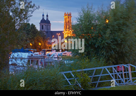 Port de Plaisance de Pont-a-Mousson avec l'église Saint Martin et l'Abbaye des Premontres, Meurthe-et-Moselle, Région Alsace-Lorrai Banque D'Images