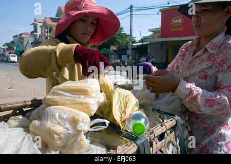 Le maïs n'est disponible que sur l'alimentation de rue une rue de la ville de Kampong Cham, au Cambodge. Banque D'Images