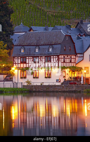 Altes Zollhaus, ancienne coutume-maison en feu dans la soirée de Beilstein, Mosel, Rhénanie-Palatinat, Allemagne, Europe Banque D'Images