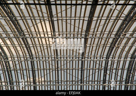 Le spectaculaire toit arch à la gare St Pancras, Londres, Angleterre Banque D'Images