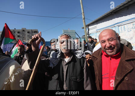 La ville de Gaza, bande de Gaza, territoire palestinien. 5e Février, 2015. Les Palestiniens prennent part d'une manifestation dans la ville de Gaza le 5 février 2015 après que l'ONU a annoncé un manque de fonds pour reconstruire le territoire palestinien. Environ 200 personnes ont manifesté à l'extérieur du siège de pneus enflammés et lancé des pierres sur le bâtiment que quelque 100 000 personnes sont sans abri après le conflit de juillet-août, qui a tué près de 2 200 Palestiniens et 73 personnes sur la partie israélienne Crédit : Ashraf Amra/APA/Images/fil ZUMA Alamy Live News Banque D'Images