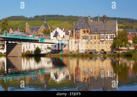 Pont et Bureau de poste de style Art Nouveau, Traben, Traben-Trarbach, Mosel, Rhénanie-Palatinat, Allemagne, Europe Banque D'Images