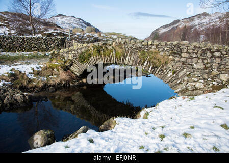 Blea Tarn Gill Beck, pont Watendlath, Lake District. Banque D'Images