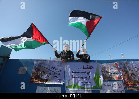 La ville de Gaza, bande de Gaza, territoire palestinien. 5e Février, 2015. Les Palestiniens prennent part d'une manifestation dans la ville de Gaza le 5 février 2015 après que l'ONU a annoncé un manque de fonds pour reconstruire le territoire palestinien. Environ 200 personnes ont manifesté à l'extérieur du siège de pneus enflammés et lancé des pierres sur le bâtiment que quelque 100 000 personnes sont sans abri après le conflit de juillet-août, qui a tué près de 2 200 Palestiniens et 73 personnes sur la partie israélienne Crédit : Ashraf Amra/APA/Images/fil ZUMA Alamy Live News Banque D'Images