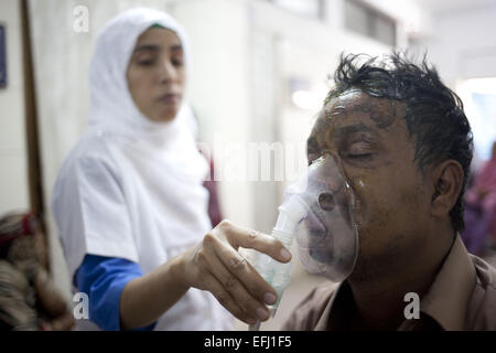 Dhaka, Bangladesh. 5 Février, 2015. Hanif, l'une des victimes de l'essence sur un bus cris de douleur quand il reçoit un traitement à la Dhaka Medical College Hospital à Dhaka, Bangladesh, le 5 février 2015. Les attaquants ont lancé des bombes sur un feu de pétrole brut paniers autobus avant mardi matin, l'incident s'est produit dans la région de Comilla Choudyagram. La bombe incendiaire a été signalé sur l'autoroute de l'Dhaka-Chittagong autour de 3h30 au cœur de la BNP en cours et les trois blocus transport grève nationale de jour. Credit : ZUMA Press, Inc./Alamy Live News Banque D'Images