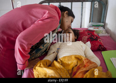 Dhaka, Bangladesh. 5 Février, 2015. Rupa, 7, l'une des victimes de l'essence sur un bus cris de douleur quand il reçoit un traitement à la Dhaka Medical College Hospital à Dhaka, Bangladesh, le Jeudi, Février 5, 2015. Les attaquants ont lancé des bombes au feu de pétrole brut d'un bus rempli Mercredi, l'incident s'est produit dans la zone Gazipur. La bombe incendiaire a été signalé sur l'Gazipur autour de 20h30 au milieu des transports et des blocus BNP grève nationale. Cinq personnes dont deux enfants ont été blessés ; tous ont été brûlés au milieu d'une grève nationale appelée par l'opposition. © ZUMA Press, Inc./Alamy Live N Banque D'Images