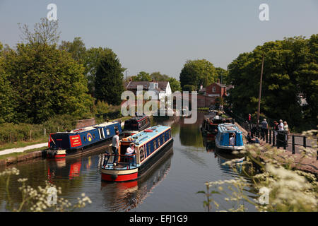 Narrowboats sur le Canal de Bridgewater à vers pont à Lymm Lymm dans Cheshire Banque D'Images