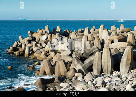 Des blocs de béton de la défense à un quai, Le Cap, Afrique du Sud Banque D'Images