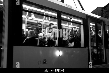 Manchester Lancashire UK - Les navetteurs sur un tramway du centre-ville de nuit en regardant par la fenêtre Janvier 2015 Banque D'Images