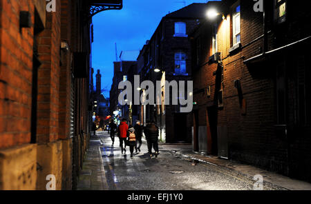 Manchester Lancashire UK - promeneurs sur dark street dans le quartier de Canal Street, Manchester Banque D'Images