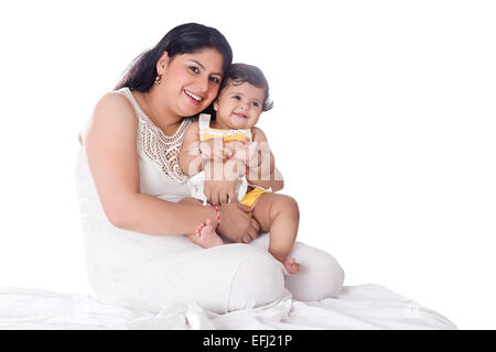 2 Enfant indien avec mère Caring Banque D'Images