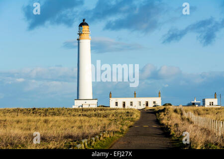 Barns Ness phare est situé sur la rivière Forth Estuary et est à l'extrémité d'un enroulement, seule piste route près de la centrale nucléaire de Torness. Banque D'Images