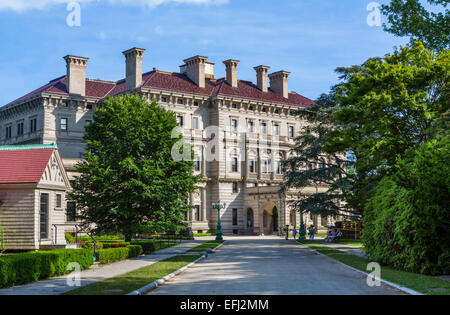 Les disjoncteurs, manoir historique et de l'été accueil de Cornelius Vanderbilt II, Newport, Rhode Island, USA Banque D'Images