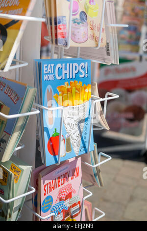 BRIGHTON, UK- 28 juillet : Mangez plus de jetons dans une carte postale Carte postale rack sur le front de mer de Brighton, juillet 2013. Banque D'Images