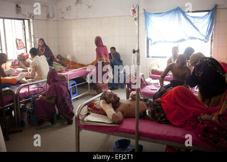 Dhaka, Bangladesh. 5 Février, 2015. Les victimes brûlées politique prendre le traitement à l'hôpital universitaire de Dacca à Dhaka, Bangladesh, le Jeudi, Février 5, 2015. Credit : Suvra Kanti Das/ZUMA/Alamy Fil Live News Banque D'Images