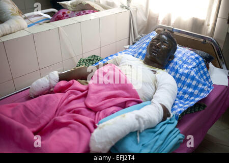 Dhaka, Bangladesh. 5 Février, 2015. Shafiqul Islam, 18, l'une des victimes de l'essence sur un bus cris de douleur quand il reçoit un traitement à la Dhaka Medical College Hospital à Dhaka, Bangladesh, le Jeudi, Février 5, 2015. Les attaquants ont lancé des bombes sur un feu de pétrole brut paniers autobus avant mardi matin, l'incident s'est produit dans la région de Comilla Choudyagram. La bombe incendiaire a été signalé sur l'autoroute de l'Dhaka-Chittagong autour de 3h30 au cœur de la BNP en cours et les trois blocus transport grève nationale de jour. Credit : ZUMA Press, Inc./Alamy Live News Banque D'Images