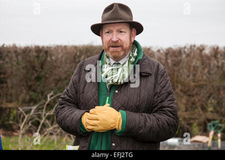 Bristol, Royaume-Uni. 5 Février, 2015. Secrétaire de l'environnement, Elizabeth Truss planté la millionième arbre comme partie de la Defra-led, Grand Arbre qui Plante a commencé en 2010. La cérémonie à Bristol's Eastville Park a été détourné par des manifestants qui s'opposent à un nouveau bus système qui verra la destruction de l'espace vert actuellement utilisé par projet communautaire, d'aliments pour animaux à Bristol. Également présent à la cérémonie a été élu maire, George Ferguson, Pauline Black, de l'usine Grand Arbre et Sir Harry Studholme à partir de la Commission forestière. Credit : Redorbital Photography/Alamy Live News Banque D'Images