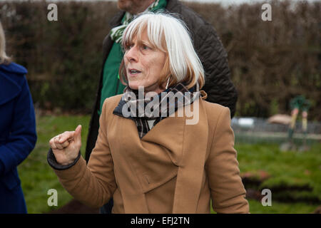 Bristol, Royaume-Uni. 5 Février, 2015. Secrétaire de l'environnement, Elizabeth Truss planté la millionième arbre comme partie de la Defra-led, Grand Arbre qui Plante a commencé en 2010. La cérémonie à Bristol's Eastville Park a été détourné par des manifestants qui s'opposent à un nouveau bus système qui verra la destruction de l'espace vert actuellement utilisé par projet communautaire, d'aliments pour animaux à Bristol. Également présent à la cérémonie a été élu maire, George Ferguson, Pauline Black, de l'usine Grand Arbre et Sir Harry Studholme à partir de la Commission forestière. Credit : Redorbital Photography/Alamy Live News Banque D'Images