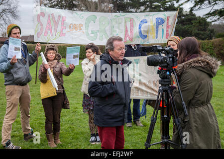 Bristol, Royaume-Uni. 5 Février, 2015. Secrétaire de l'environnement, Elizabeth Truss planté la millionième arbre comme partie de la Defra-led, Grand Arbre qui Plante a commencé en 2010. La cérémonie à Bristol's Eastville Park a été détourné par des manifestants qui s'opposent à un nouveau bus système qui verra la destruction de l'espace vert actuellement utilisé par projet communautaire, d'aliments pour animaux à Bristol. Également présent à la cérémonie a été élu maire, George Ferguson, Pauline Black, de l'usine Grand Arbre et Sir Harry Studholme à partir de la Commission forestière. Credit : Redorbital Photography/Alamy Live News Banque D'Images